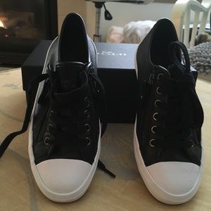 Women’s sneaker shoe 6M